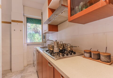 Villa Nami: Cocina, Aparato De Cocina, Mostrador, Electrodoméstico, Madera, Piso, Diseño De Interiores, Fregadero, Suelo, Gabinetes