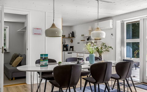 Wilma - 30Km from the Sea: Mueble, Diseño De Interiores, Piso, Suelo, Lámpara, Madera, Silla, Techo, Cocina Y Comedor Mesa, Comedor