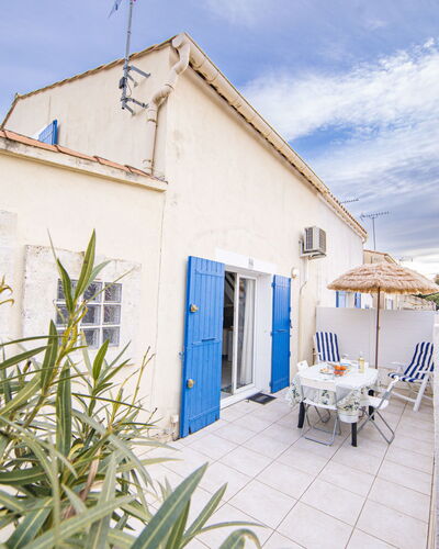 La Plagette: Edificio, Casa, Pared, Ventana, Techo, Casa, Barrio Residencial, Fachada, Arbusto