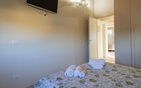 Casa Mei: Habitación, Cama, Suelo, Diseño De Interiores, Piso, Sábana, Lecho, Techo, Habitación, Marco De La Cama