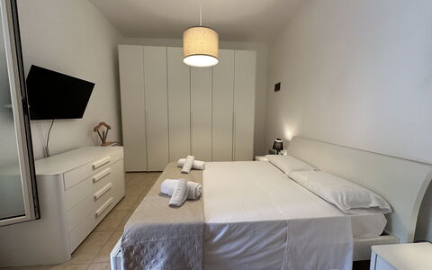 Villa Azzurra: Cama, Diseño De Interiores, Habitación, Mueble, Piso, Suelo, Lecho, Sábana, Textil, Techo