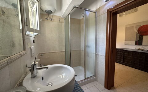 Villa Azzurra: Piso, Suelo, Diseño De Interiores, Arreglo De Tubería, Baño, Madera, Lavabo, Mueble, Lavabo Del Baño, Grifo