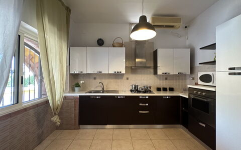 Villa Azzurra: Cocina, Aparato De Cocina, Mostrador, Diseño De Interiores, Piso, Electrodoméstico, Mueble, Madera, Gabinetes, Lámpara