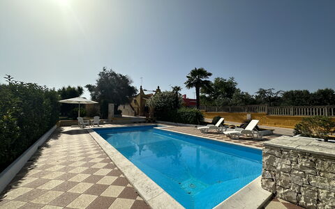 Villa Azzurra: Piscina, Azul, Agua, Recurso, Material Compuesto, Fuente De Agua, Losa, Sombra, Eco Hotel, Loseta