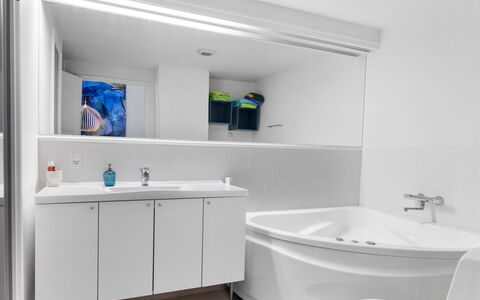 Annete - 20M from the Sea: Piso, Diseño De Interiores, Arreglo De Tubería, Suelo, Lavabo, Mueble De Baño, Baño, Lavabo Del Baño, Grifo, Techo
