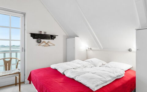 Annete - 20M from the Sea: Habitación, Cama, Mueble, Suelo, Sábana, Diseño De Interiores, Lecho, Piso, Techo, Casa