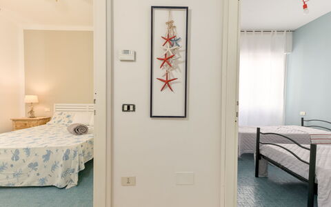 Al Numero 13: Mueble, Diseño De Interiores, Cama, Habitación, Suelo, Piso, Pared, Sábana, Habitación, Madera