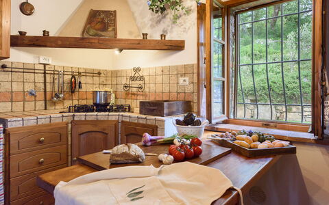 Villa Tregole: Cocina, Diseño De Interiores, Madera, Mueble, Piso, Mostrador, Habitación, Gabinetes, Techo, Suelo
