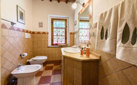 Villa Tregole: Diseño De Interiores, Piso, Suelo, Arreglo De Tubería, Baño, Mueble, Techo, Grifo, Habitación, Plomería