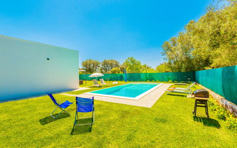 Villa Eufriama: Azul, Piscina, Césped, Césped Artificial, Paisajismo, Sombra, Diseño, Recurso, Patio Interior, Hotel