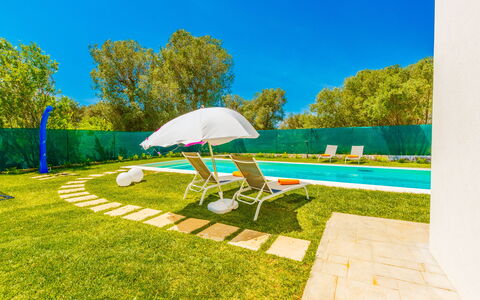 Villa Eufriama: Azul, Piscina, Césped, Jardín, Ocio, Recurso, Patio Interior, Césped Artificial, Sombra, Paisajismo