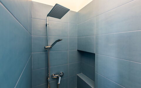 Villa Eufriama: Piso, Arreglo De Tubería, Suelo, Alcachofa De La Ducha, Baño, Ducha, Loseta, Panel De Ducha, Barra De La Ducha, Plomería