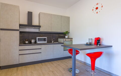Villa Eufriama: Mueble, Cocina, Piso, Mostrador, Aparato De Cocina, Diseño De Interiores, Madera, Gabinetes, Suelo, Electrodoméstico
