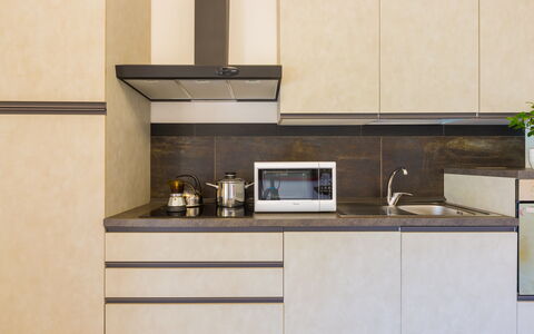 Villa Eufriama: Cocina, Mostrador, Aparato De Cocina, Gabinetes, Diseño De Interiores, Madera, Mueble, Electrodoméstico, Piso, Electrodoméstico