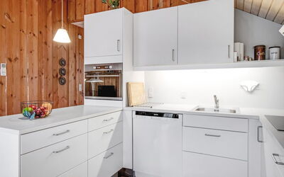 Reinhold - 1.9Km from the Sea