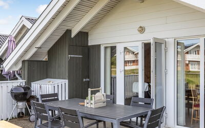 Reinhold - 1.9Km from the Sea