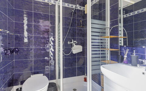 Le Chevalier: Arreglo De Tubería, Piso, Diseño De Interiores, Suelo, Baño, Plomería, Habitación, Ducha, Baño, Grifo