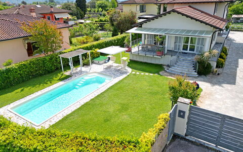 Villa Alex: Piscina, Barrio Residencial, Casa, Casa, Techo, Jardín, Inmuebles, Césped, Paisajismo, Ocio