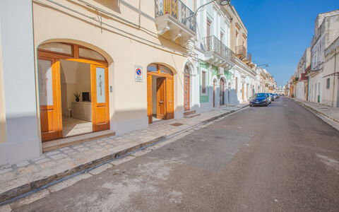 Casa Ettore: Calle, Carro Familiar, Acera, Coche De La Ciudad, Auto Compacto, Callejón