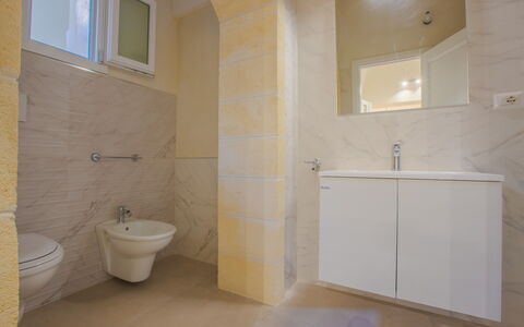 Casa Ettore: Piso, Suelo, Arreglo De Tubería, Baño, Diseño De Interiores, Lavabo Del Baño, Lavabo, Plomería, Grifo, Loseta