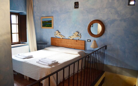 Appartamento La Torretta Di Pietra, Wifi, Perugia: Pared, Mueble, Diseño De Interiores, Habitación, Suelo, Piso, Casa, Cama, Marco De La Cama, Puerta
