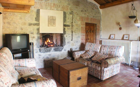 Appartamento Poggiolo, Wifi, Near Perugia: Mueble, Pared, Piso, Diseño De Interiores, Habitación, Mesa, Silla, Sala, Sofá, Techo