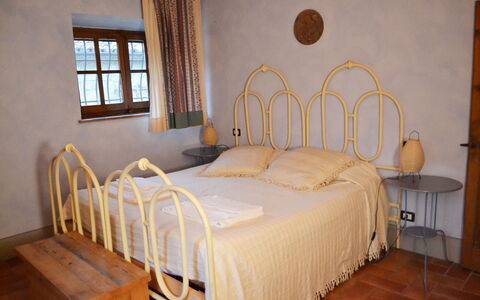 Appartamento Poggiolo, Wifi, Near Perugia: Cama, Mueble, Habitación, Madera, Lecho, Diseño De Interiores, Sábana, Suelo, Marco De La Cama, Piso