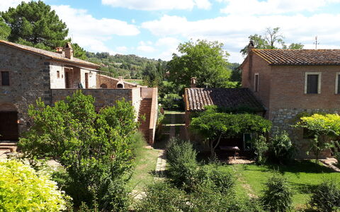 Appartamento Rustico, Wifi, Perugia: Árbol, Edificio, Casa, Techo, Barrio Residencial, Casa, Área Rural, Arbusto, Paisaje