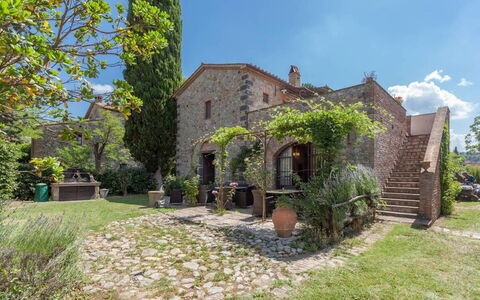Appartamento La Vecchia Cedraia, Wifi, Perugia: Arbusto, Casa, Puerta, Casa, Inmuebles, Jardín, Cabaña, Ladrillo, Paisajismo