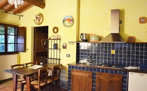 Appartamento La Vecchia Cedraia, Wifi, Perugia: Mueble, Diseño De Interiores, Madera, Piso, Cocina, Habitación, Suelo, Cocina Y Comedor Mesa, Techo, Mesa