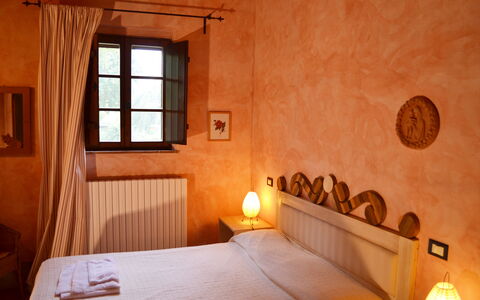 Appartamento Scuderia Del Borgo, Wifi, Perugia: Pared, Diseño De Interiores, Mueble, Suelo, Habitación, Techo, Casa, Habitación, Cama, Linos