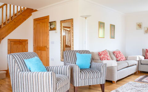 Creagan: Mueble, Diseño De Interiores, Piso, Sofá, Suelo, Madera, Habitación, Sala, Textil, Casa