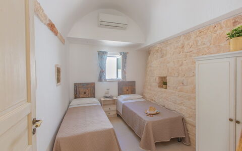 Lamia Del Vespro: Suelo, Techo, Piso, Habitación, Departamento, Cama, Lecho, Marco De La Cama, Almohada, Hotel