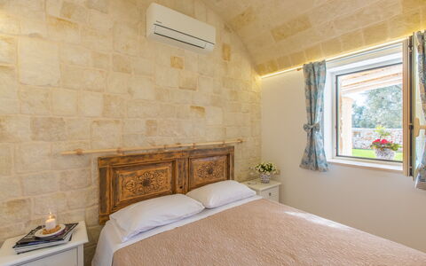 Lamia Del Vespro: Techo, Diseño De Interiores, Suelo, Mueble, Habitación, Marco De La Cama, Cama, Lecho, Manchas De Madera, Sábana