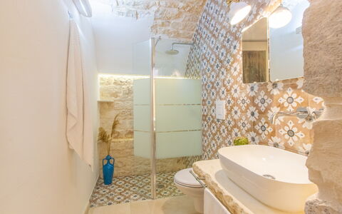 Lamia Del Vespro: Piso, Arreglo De Tubería, Diseño De Interiores, Baño, Suelo, Baño, Plomería, Techo, Loseta, Asiento Del Baño