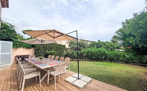 Laura: Mueble, Mueble Para Exteriores, Silla, Mesa, Mesa Al Aire Libre, Sombra, Paraguas, Jardín, Yarda, Patio Interior