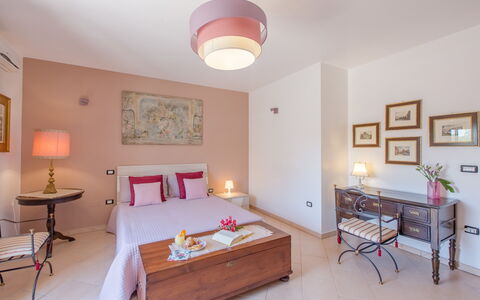 La Nuvola Sui Pedali: Mueble, Diseño De Interiores, Piso, Suelo, Habitación, Habitación, Cama, Mesa, Techo, Rosado