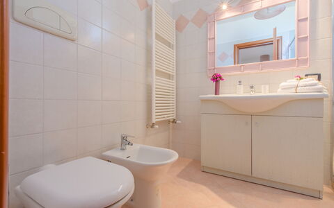 La Nuvola Sui Pedali: Piso, Diseño De Interiores, Suelo, Arreglo De Tubería, Baño, Lavabo, Grifo, Habitación, Plomería, Lavabo Del Baño