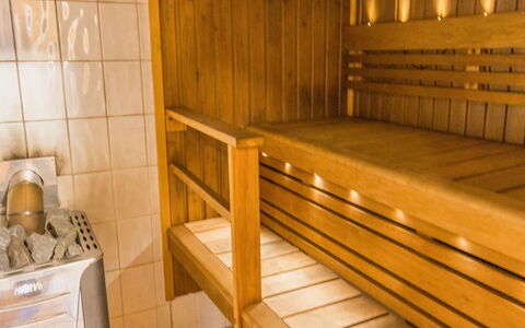 Laura: Cama, Mueble, Habitación, Diseño De Interiores, Lecho, Sábana, Piso, Madera, Suelo, Habitación
