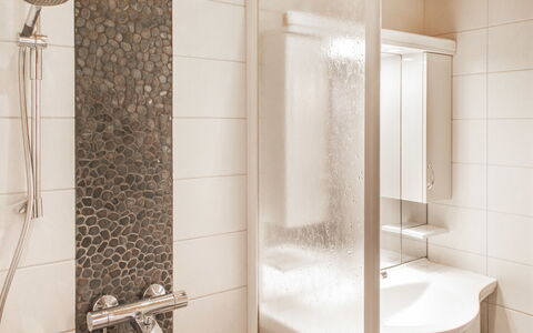 Pirkonlahti: Baño, Diseño De Interiores, Arreglo De Tubería, Piso, Pared, Suelo, Grifo, Loseta, Plomería, Encendiendo