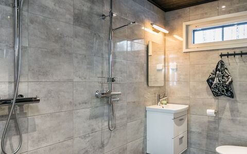 Villa Karhenhelmi: Mueble, Diseño De Interiores, Piso, Suelo, Mesa, Techo, Cocina Y Comedor Mesa, Encendiendo, Silla, Casa