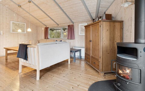 Agnesa - 700M from the Sea: Madera, Techo, Mueble, Habitación, Casa, Suelo, Madera Dura, Manchas De Madera, Cabaña, Cuarto De Troncos