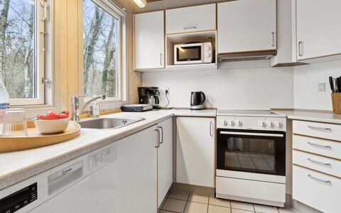 Agnesa - 700M from the Sea: Cocina, Aparato De Cocina, Mostrador, Electrodoméstico, Madera, Diseño De Interiores, Piso, Gabinetes, Estufa De Cocina, Arreglo De Tubería