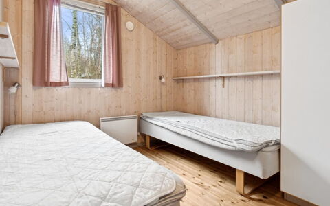 Agnesa - 700M from the Sea: Madera, Casa, Suelo, Techo, Manchas De Madera, Tablón, Madera Dura, Habitación, Cuarto De Troncos, Cama