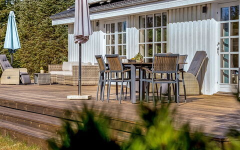Toska - 3Km from the Sea: Madera, Mueble Para Exteriores, Mueble, Casa, Porche, Cubierta, Cabaña, Mesa Al Aire Libre, Madera Dura, Puerta