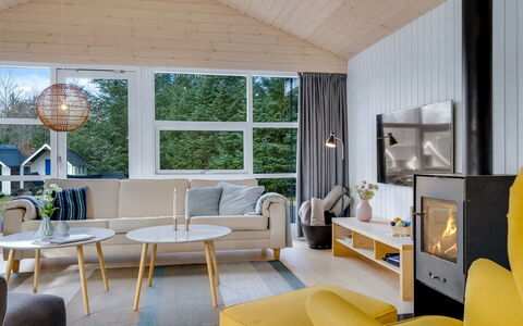 Toska - 3Km from the Sea: Mueble, Diseño De Interiores, Piso, Sofá, Madera, Sala, Techo, Habitación, Lámpara, Suelo