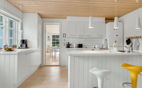 Toska - 3Km from the Sea: Cocina, Mueble, Piso, Mostrador, Diseño De Interiores, Madera, Suelo, Suelos De Madera, Techo, Lámpara