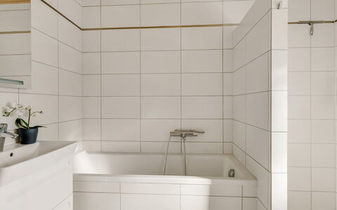 Toska - 3Km from the Sea: Piso, Suelo, Diseño De Interiores, Baño, Arreglo De Tubería, Bañera, Loseta, Plomería, Material Compuesto, Habitación