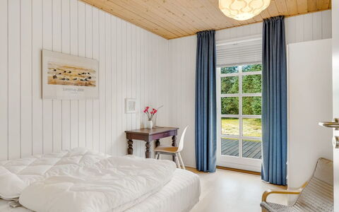 Toska - 3Km from the Sea: Diseño De Interiores, Mueble, Madera, Techo, Piso, Suelo, Habitación, Textil, Cama, Encendiendo