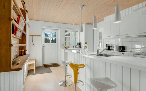 Toska - 3Km from the Sea: Cocina, Piso, Diseño De Interiores, Mostrador, Madera, Aparato De Cocina, Mueble, Techo, Lámpara, Suelo